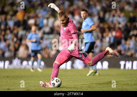 10. April 2021; Leichardt Oval, Sydney, New South Wales, Australien; A League Football, Sydney Football Club gegen Melbourne City; Andrew Redmayne aus Sydney räumt den Ball weit oben Stockfoto