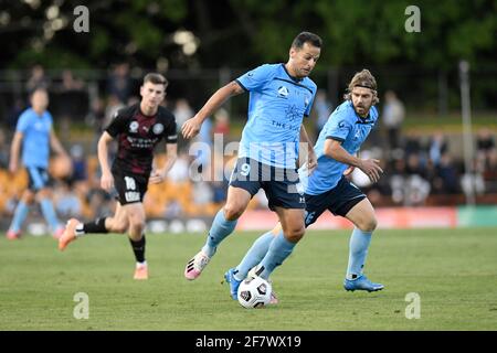 10. April 2021; Leichardt Oval, Sydney, New South Wales, Australien; A League Football, Sydney Football Club gegen Melbourne City; Bobo aus Sydney läuft mit dem Ball, während Luke Brattan aus Sydney die Pause unterstützt Stockfoto