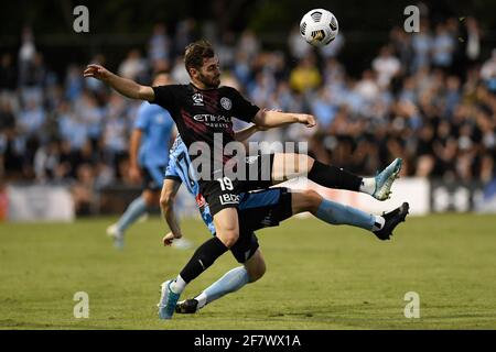 10. April 2021; Leichardt Oval, Sydney, New South Wales, Australien; A League Football, Sydney Football Club gegen Melbourne City; Ben Garuccio von Melbourne City wird von Anthony Caceres aus Sydney angegangen Stockfoto