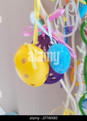 Am Vorabend von Ostern, festliche Dekorationen in Form von bunten Ostereiern. Stockfoto