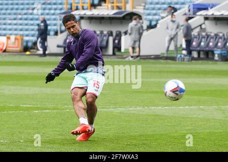 London, Großbritannien. April 2021. Wayne Routledge von Swansea City erwärmt sich während des Spiels der EFL Sky Bet Championship zwischen Millwall und Swansea City am 10. April 2021 in Den, London, England. Foto von Ken Sparks. Nur zur redaktionellen Verwendung, Lizenz für kommerzielle Nutzung erforderlich. Keine Verwendung bei Wetten, Spielen oder Veröffentlichungen einzelner Clubs/Vereine/Spieler. Kredit: UK Sports Pics Ltd/Alamy Live Nachrichten Stockfoto