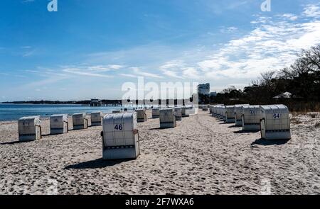 Timmendorfer Strand, Deutschland. April 2021. Auf den ersten Strandliegen, die dieses Jahr am Timmendorfer Strand aufgestellt wurden, schlägt die Sonne unter. Quelle: Axel Heimken/dpa/Alamy Live News Stockfoto