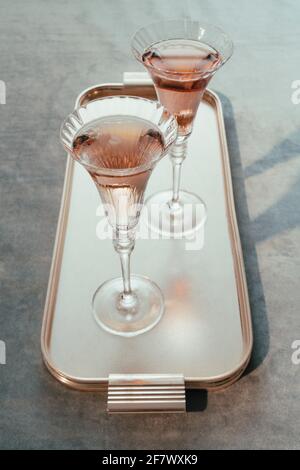 Prosecco Rosé, spritziger italienischer Weißwein mit Glera und Pinot Nero, aus Valdobbiadene, Samthintergrund; Happy Hour zu Hause, hausgemachtes Getränk Stockfoto
