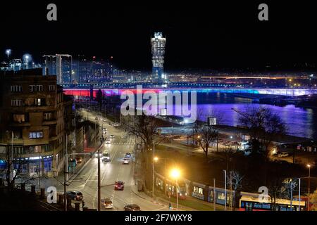 BELGRAD, SERBIEN - 20. März 2021: Nächtliches Stadtbild von Belgrad im frühen Frühjahr. Stockfoto