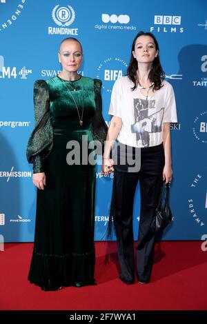 LONDON, GROSSBRITANNIEN - 02. Dezember 2018: Samantha Morton und Esme Creed-Miles nehmen am. Dezember an den 21. British Independent Film Awards in Old Billingsgate Teil Stockfoto