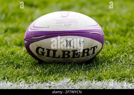 10. April 2021; Mattoli Woods Welford Road Stadium, Leicester, Midlands, England; European Rugby Challenge Cup, Leicester Tigers gegen Newcastle Falcons; Detail eines Spielballs vor dem Anstoß Stockfoto