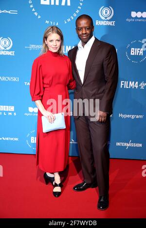 LONDON, GROSSBRITANNIEN - 02. Dezember 2018: Adrian Lester und Kelly Adams nehmen am 2. Dezember an den 21. British Independent Film Awards in Old Billingsgate Teil Stockfoto