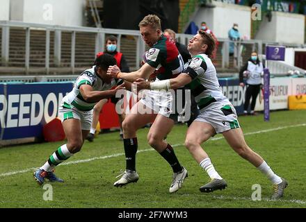 Der Harry Potter von Leicester Tigers (Mitte) kommt von George Wacokekke von Newcastle Falcons (links) weg, bevor er beim Challenge Cup, dem Viertelfinalspiel in der Welford Road, Leicester, den ersten Versuch seiner Seite gegen den Hame erzielte. Bilddatum: Samstag, 10. April 2021. Stockfoto