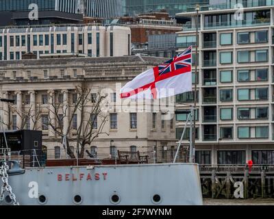 London, Großbritannien. April 2021. Der Weiße Ensign fliegt auf der HMS Belfast zu Ehren von Prinz Philip, Herzog von Edinburgh, der gestern im Alter von 99 Jahren starb, auf halber Höhe. Kredit: Guy Bell/Alamy Live Nachrichten Stockfoto