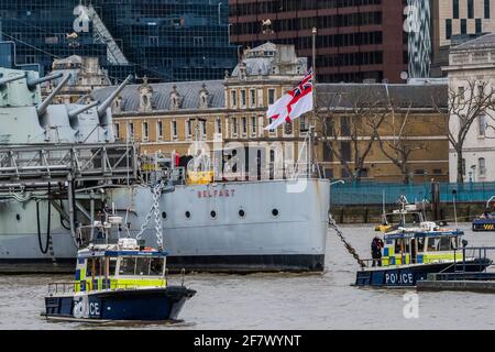 London, Großbritannien. April 2021. Während des Gewehrsalutes 41 am Tower of London stehen Boote der River Police auf dem Bahnhof, um den Verkehr auf der Themse zu stoppen. Der Weiße Ensign fliegt auf der HMS Belfast zu Ehren von Prinz Philip, Herzog von Edinburgh, der gestern im Alter von 99 Jahren starb, auf halber Höhe. Kredit: Guy Bell/Alamy Live Nachrichten Stockfoto