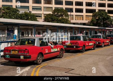 Hong Kong, November 2019: Eine Reihe von Taxi-Taxis warten in Hong Kong Stockfoto