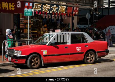 Hongkong, November 2019: Taxi in Hongkong wartet Stockfoto