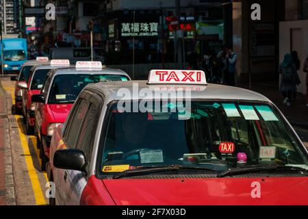 Hong Kong, November 2019: Eine Reihe von Taxi-Taxis warten in Hong Kong Stockfoto