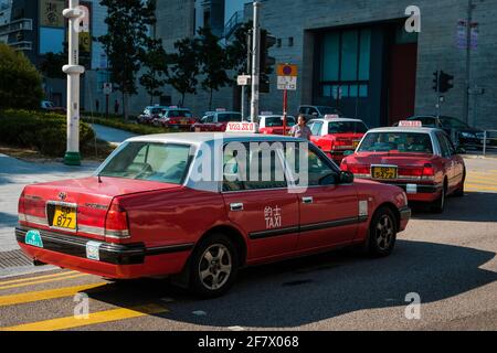 Hong Kong, November 2019: Eine Reihe von Taxi-Taxis warten in Hong Kong Stockfoto