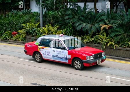 Hongkong, November 2019: Taxi Fahren auf der Straße in Hongkong Stockfoto