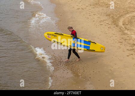 Bournemouth, Dorset, Großbritannien. April 2021. Das Wetter in Großbritannien: Kühl, bewölkt und grau, nur wenige Menschen gehen zum Meer an den Stränden von Bournemouth, um sich zu bewegen. RNLI Lifeguard führt einige Schulungen durch, um sich auf eine geschäftige Saison vorzubereiten. Quelle: Carolyn Jenkins/Alamy Live News Stockfoto