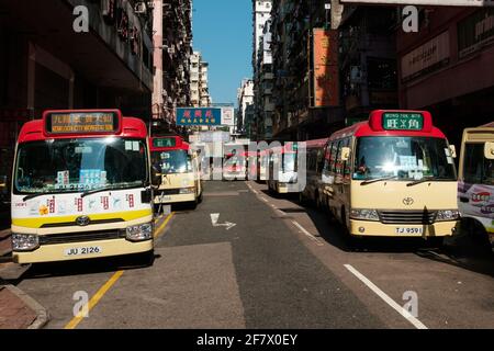 Hongkong, November 2019: Mini-Busbahnhof in Hongkong Stockfoto