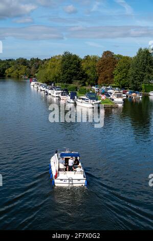 Ein Flusskreuzfahrtschiff in Richtung Hurley Lock und Harleyford Marina an der Themse in Buckinghamshire, Großbritannien Stockfoto