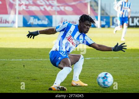 Odense, Dänemark. April 2021. Emmanuel Sabbi (11) von ob beim 3F Superliga-Spiel zwischen Odense Boldklub und Vejle Boldklub im Nature Energy Park in Odense. (Foto: Gonzales Photo/Alamy Live News Stockfoto