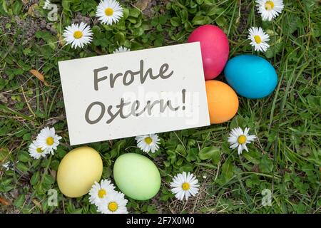 Grußkarte mit ostereiern und deutschem Text: Frohe Ostern Stockfoto