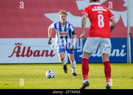 Odense, Dänemark. April 2021. Jeppe Tverskov (6) von ob beim 3F Superliga-Spiel zwischen Odense Boldklub und Vejle Boldklub im Nature Energy Park in Odense. (Foto: Gonzales Photo/Alamy Live News Stockfoto