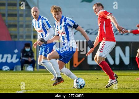 Odense, Dänemark. April 2021. Jeppe Tverskov (6) von ob beim 3F Superliga-Spiel zwischen Odense Boldklub und Vejle Boldklub im Nature Energy Park in Odense. (Foto: Gonzales Photo/Alamy Live News Stockfoto