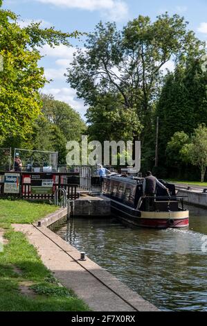 Ein gemietete Urlaubsschiff nähert sich Hurley Lock in Hurley an der Themse in Berkshire. Stockfoto