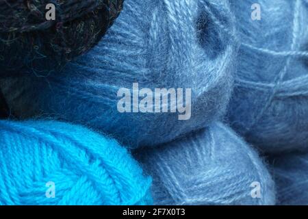 Stricknadeln, bunte Fäden. Strickgarn für handgefertigte Winterkleidung. Farbenfroher Hintergrund mit Garnknäuel. Stockfoto