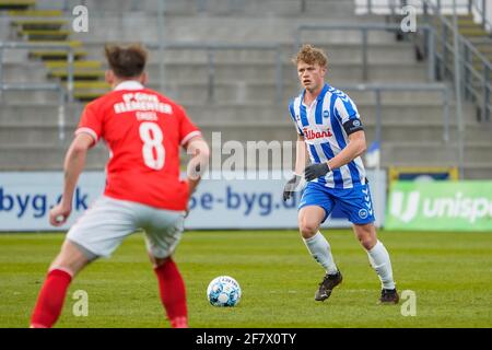 Odense, Dänemark. April 2021. Jeppe Tverskov (6) von ob beim 3F Superliga-Spiel zwischen Odense Boldklub und Vejle Boldklub im Nature Energy Park in Odense. (Foto: Gonzales Photo/Alamy Live News Stockfoto