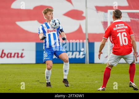 Odense, Dänemark. April 2021. Jeppe Tverskov (6) von ob beim 3F Superliga-Spiel zwischen Odense Boldklub und Vejle Boldklub im Nature Energy Park in Odense. (Foto: Gonzales Photo/Alamy Live News Stockfoto