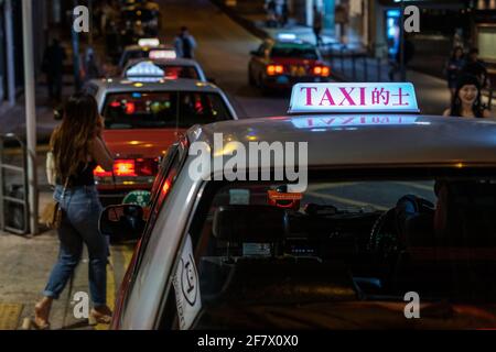 Hong Kong, November 2019: Taxi Taxi Car in Hong Kong bei Nacht Stockfoto