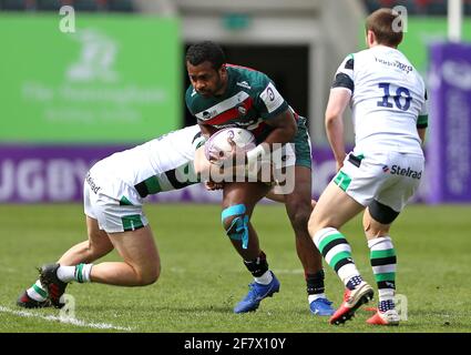 Kini Murimurivalu von Leicester Tigers wird von Ben Stevenson von Newcastle Falcons (links) angegangen, während Brett Connon (rechts) während des Challenge Cup, dem Viertelfinalspiel in der Welford Road, Leicester, zuschaut. Bilddatum: Samstag, 10. April 2021. Stockfoto