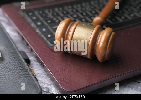 Nahaufnahme von Gavel auf der Laptop-Tastatur Stockfoto