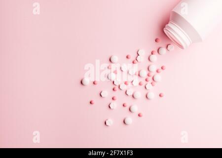 Medicine Pillen mit Flasche auf rosa Hintergrund Stockfoto