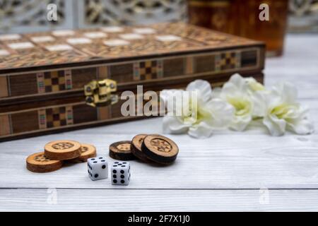 Älteste bekannte Brettspiele Backgammon mit Tassen Tee. Stockfoto