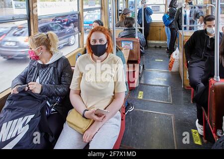 Alle Menschen in der Türkei müssen im öffentlichen Verkehr Schutzmasken tragen und soziale Distanzierungen beobachten. Stockfoto
