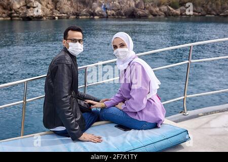 Menschen ohne Gesichtsmasken werden an öffentlichen Orten in Antalya, Türkei, nicht erlaubt sein. Stockfoto