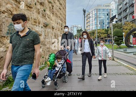 Als Maßnahme zur Bekämpfung der Coronavirus-Pandemie beauftragte die Türkei das Tragen von Gesichtsmasken in allen öffentlichen Bereichen. Stockfoto