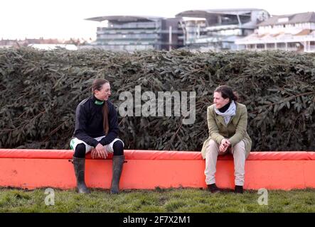 Jockeys Bryony Frost (links) und Tabitha Worsley neben dem Chair-Zaun vor Yala Enki und Unterleutnant jeweils später heute in der Randox Grand National Handicap Chase beim Randox Health Grand National Festival 2021 auf der Aintree Racecourse, Liverpool. Bilddatum: Samstag, 10. April 2021. Stockfoto