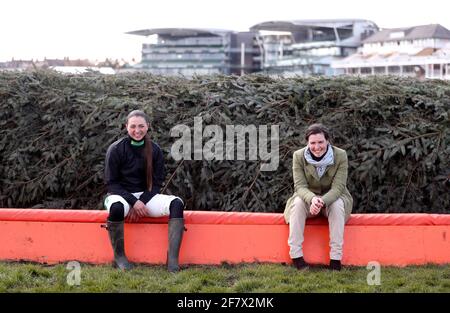 Jockeys Bryony Frost (links) und Tabitha Worsley neben dem Chair-Zaun vor Yala Enki und Unterleutnant jeweils später heute in der Randox Grand National Handicap Chase beim Randox Health Grand National Festival 2021 auf der Aintree Racecourse, Liverpool. Bilddatum: Samstag, 10. April 2021. Stockfoto