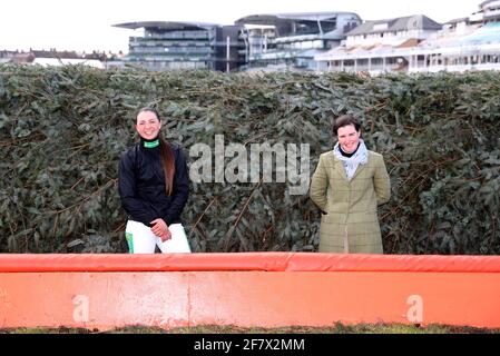 Jockeys Bryony Frost (links) und Tabitha Worsley neben dem Chair-Zaun vor Yala Enki und Unterleutnant jeweils später heute in der Randox Grand National Handicap Chase beim Randox Health Grand National Festival 2021 auf der Aintree Racecourse, Liverpool. Bilddatum: Samstag, 10. April 2021. Stockfoto