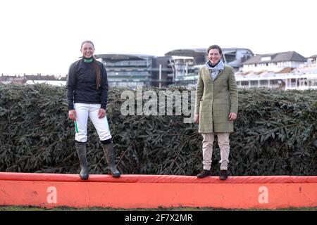 Jockeys Bryony Frost (links) und Tabitha Worsley neben dem Chair-Zaun vor Yala Enki und Unterleutnant jeweils später heute in der Randox Grand National Handicap Chase beim Randox Health Grand National Festival 2021 auf der Aintree Racecourse, Liverpool. Bilddatum: Samstag, 10. April 2021. Stockfoto