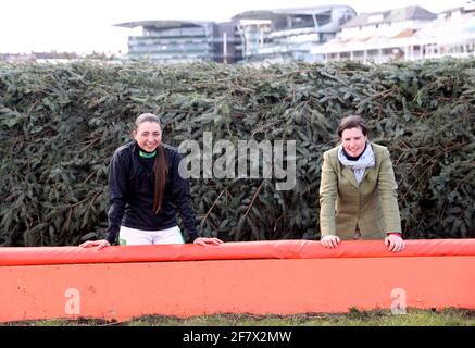 Jockeys Bryony Frost (links) und Tabitha Worsley neben dem Chair-Zaun vor Yala Enki und Unterleutnant jeweils später heute in der Randox Grand National Handicap Chase beim Randox Health Grand National Festival 2021 auf der Aintree Racecourse, Liverpool. Bilddatum: Samstag, 10. April 2021. Stockfoto