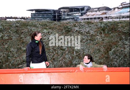 Jockeys Bryony Frost (links) und Tabitha Worsley neben dem Chair-Zaun vor Yala Enki und Unterleutnant jeweils später heute in der Randox Grand National Handicap Chase beim Randox Health Grand National Festival 2021 auf der Aintree Racecourse, Liverpool. Bilddatum: Samstag, 10. April 2021. Stockfoto