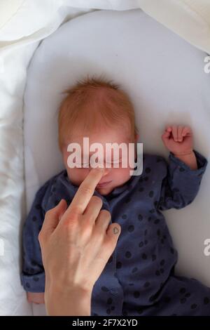 Neugeborener Junge in Armen Stockfoto