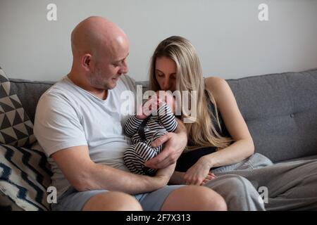 Mama und Papa mit 2 Wochen altem Baby Stockfoto