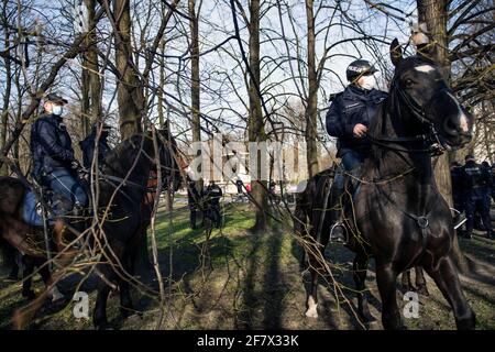 Warschau, Polen. April 2021. Die Polizei war während des Jubiläums auf Wache.Polen hat den 11. Jahrestag eines Flugzeugabsturzes in der Nähe der russischen Stadt Smolensk begangen, bei dem 96 Menschen getötet wurden, darunter der damalige polnische Präsident Lech Kaczynski, seine Frau und viele hochrangige politische und militärische Beamte des Landes. Hunderte von Anti-Aufstand-Polizisten schützten das Ereignis, zahlreiche Gegner protestierten gegen die Regierung und Sperrbeschränkungen wurden festgenommen. (Foto von Attila Husejnow/SOPA Images/Sipa USA) Quelle: SIPA USA/Alamy Live News Stockfoto
