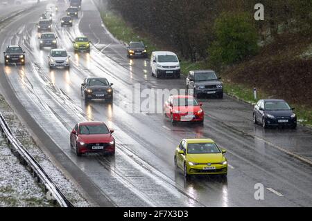 Chorley Lancashire. 10. April 2021 UK Wetter; Motorway Chaos als freak Hagel Stein Dusche macht das Fahren schwierig mit einer Reihe von Kollisionen in Chorley. 4 Fahrzeuge mit Radantrieb kollidieren in separaten Zwischenfällen mit dem Armcor auf dem Zentralreservat der M61. Credit MediaWorldImages/AlamyLivenews Stockfoto