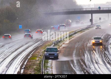 Schnellspurunfall auf der Autobahn nach Fahrten mitten eines Hagelsturms unter gefährlichen Fahrbedingungen in Chorley Lancashire. April 2021, UK Weather; Chaos auf der Autobahn, wie Freak Hagelsteinschauer das Fahren bei einer Reihe von Kollisionen in Chorley schwierig machen. Das Auto stürzt in die Zentralreservierung, Fahrzeuge mit 4-Rad-Antrieb kollidieren in verschiedenen Vorfällen mit der Rüstung der Zentralreservierung M61. Stockfoto