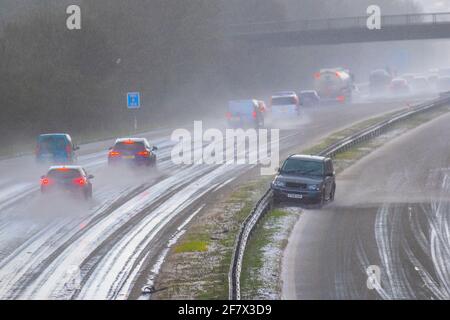 Autobahnunfall nach einer Fahrt inmitten eines Hagelsturms unter gefährlichen Fahrbedingungen in Chorley Lancashire. April 2021 UK Wetter; Motorway Chaos als freak Hagel Stein Dusche macht das Fahren schwierig mit einer Reihe von Kollisionen in Chorley. Das Auto stürzt in die zentrale Reservation, 4 Fahrzeuge mit Radantrieb kollidieren in separaten Zwischenfällen mit dem Armcor auf der zentralen Reservation der M61. Credit MediaWorldImages/AlamyLivenews Stockfoto